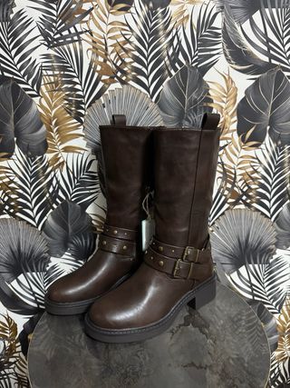 Stivali marroni con fibbie