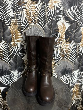 Stivali marroni con fibbie