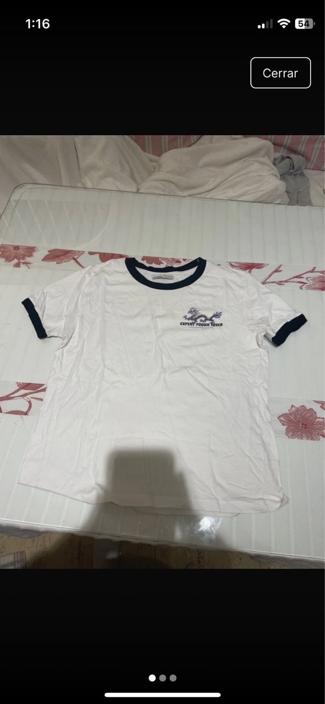 Camiseta blanca con estampado de dragón