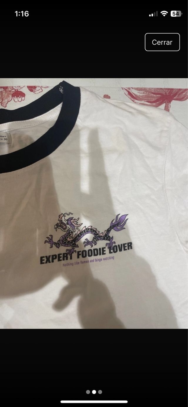 Camiseta blanca con estampado de dragón