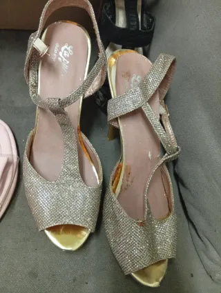 Sandalias doradas con tacón y tiras