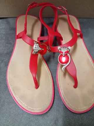 Sandalias doradas con tacón y tiras