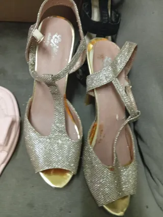 Sandalias doradas con tacón y tiras