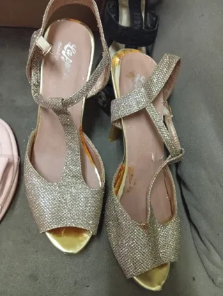 Sandalias doradas con tacón y tiras