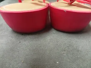 Sandalias doradas con tacón y tiras