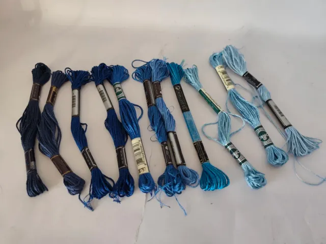 Caja con 56 hilos de bordar nuevos.