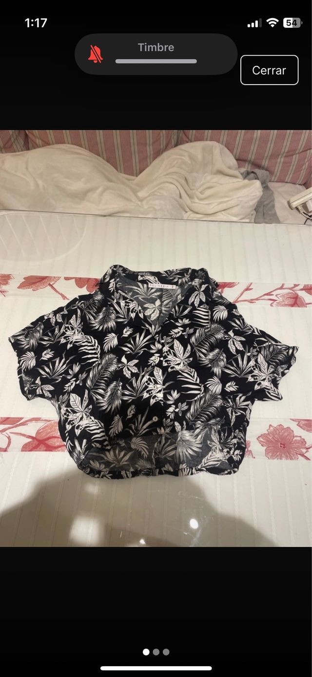 Blusa corta floral negra