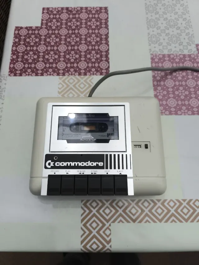 Casete Commodore Beige/Blanco
