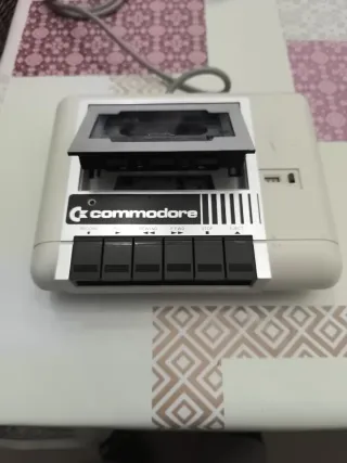 Casete Commodore Beige/Blanco