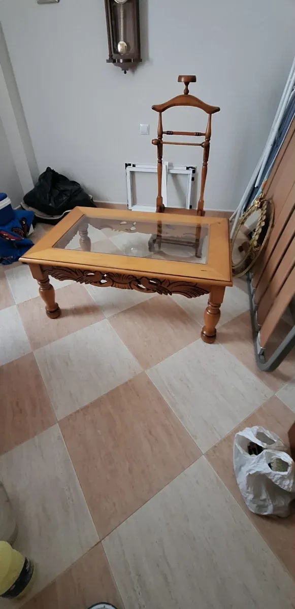 Tavolo da salotto in legno provenzale con cristallo