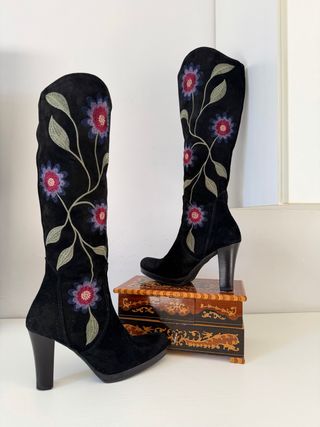 Stivali alti in vera pelle con fiori