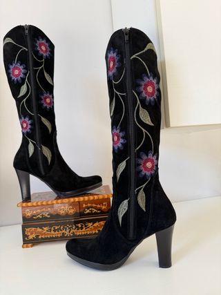 Stivali alti in vera pelle con fiori