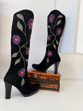 Stivali alti in vera pelle con fiori