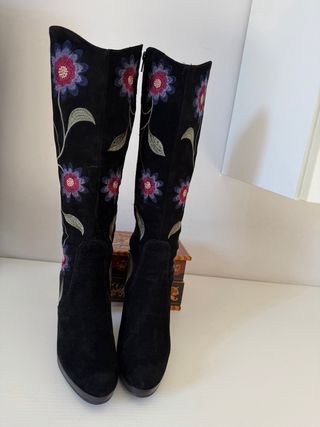 Stivali alti in vera pelle con fiori