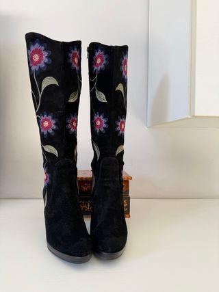 Stivali alti in vera pelle con fiori