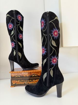 Stivali alti in vera pelle con fiori