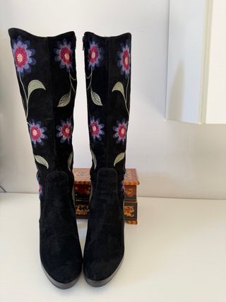 Stivali alti in vera pelle con fiori