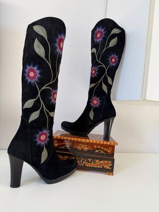 Stivali alti in vera pelle con fiori