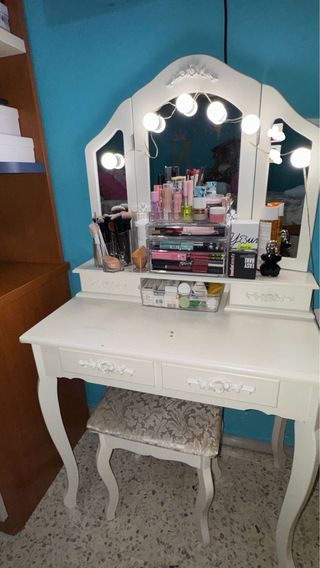 Tocador de maquillaje con espejo y luces