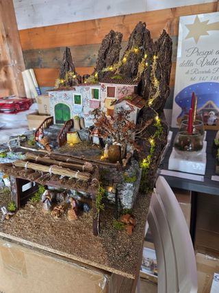 Presepe artigianale con luci