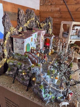 Presepe artigianale con luci