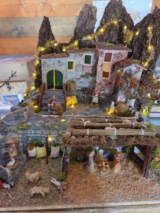 Presepe artigianale con luci