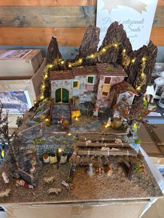 Presepe artigianale con luci