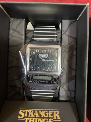 Reloj Casio x Stranger Things Plateado