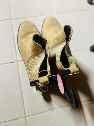 Botines beige estilo Chelsea