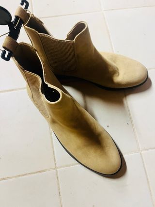 Botines beige estilo Chelsea
