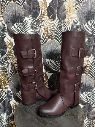 Stivali alti Borgogna con fibbie