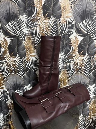 Stivali alti Borgogna con fibbie