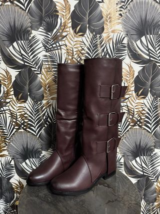 Stivali alti Borgogna con fibbie