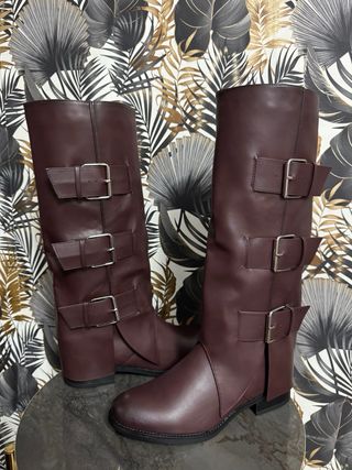Stivali alti Borgogna con fibbie
