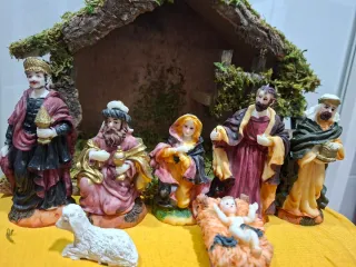 Portal de Belén con figuras de resina.