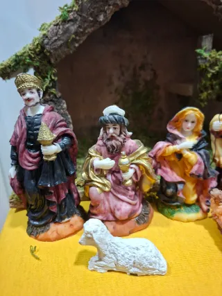 Portal de Belén con figuras de resina.