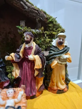 Portal de Belén con figuras de resina.