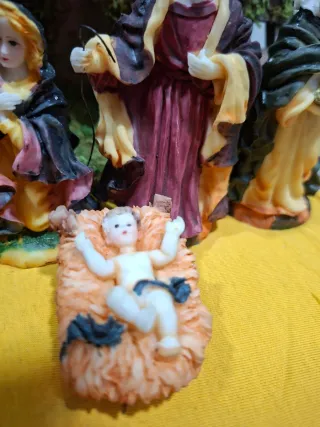 Portal de Belén con figuras de resina.