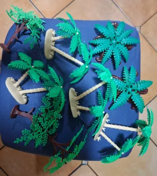 Portal de Belén con figuras de resina.