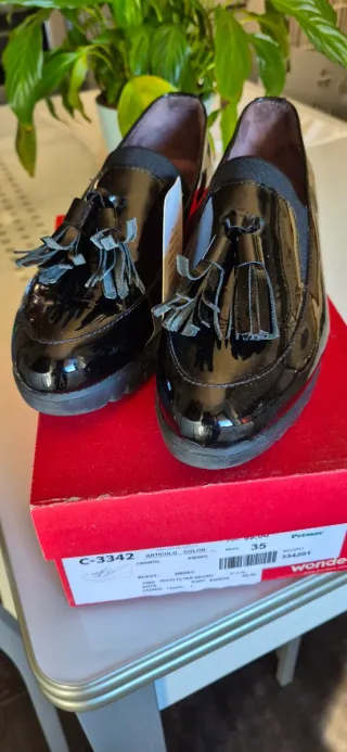 Zapatos Wonders charol negros talla 36
