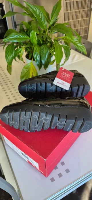 Zapatos Wonders charol negros talla 36