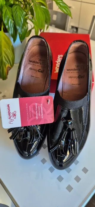 Zapatos Wonders charol negros talla 36
