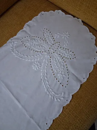 Runner da tavola ricamato a mano