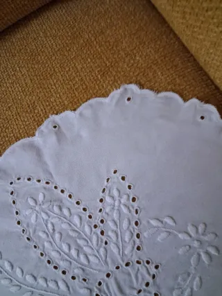 Runner da tavola ricamato a mano