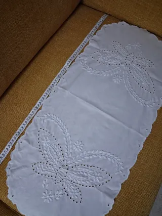 Runner da tavola ricamato a mano