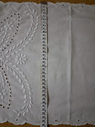 Runner da tavola ricamato a mano