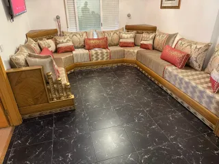 Sofá moderno beige y dorado