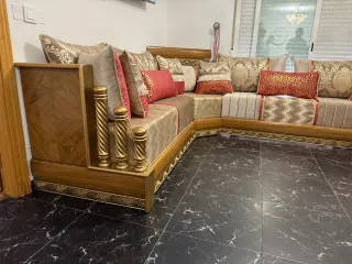 Sofá moderno beige y dorado