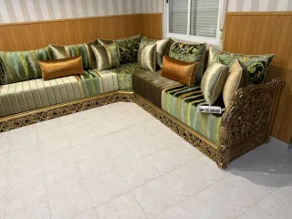 Sofá moderno beige y dorado