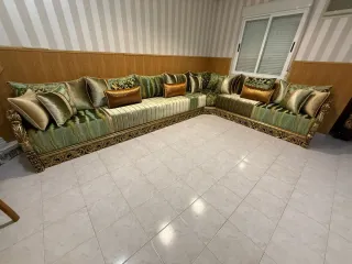 Sofá moderno beige y dorado